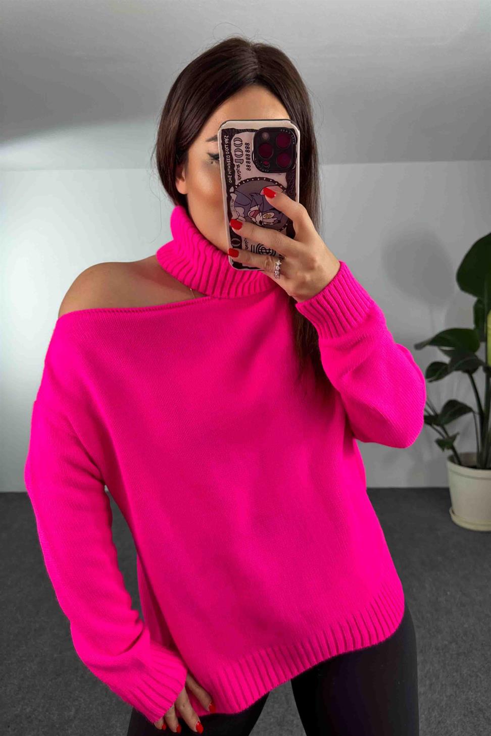 Balıkçı Yaka Tek Omuz Dekolteli Oversize Kazak Neon Pembe