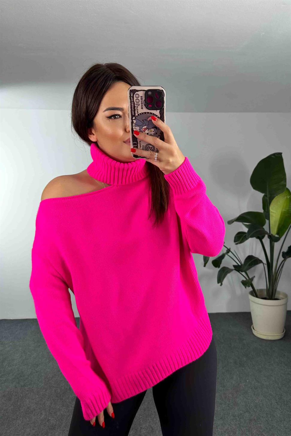 Balıkçı Yaka Tek Omuz Dekolteli Oversize Kazak Neon Pembe