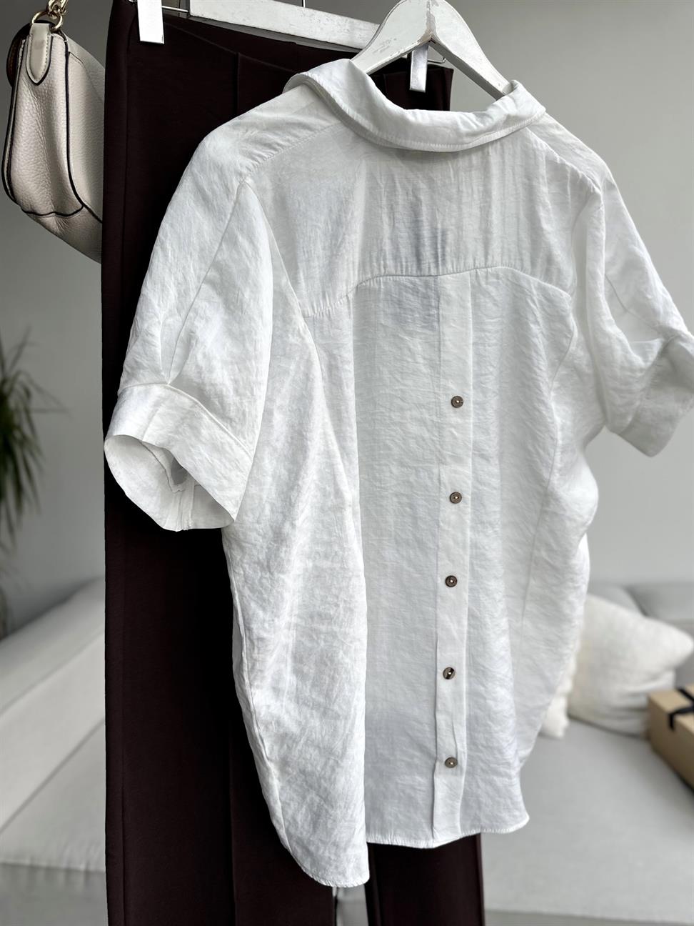 Beyaz Arkası Ahşap Düğme Detaylı Tasarım Gömlek