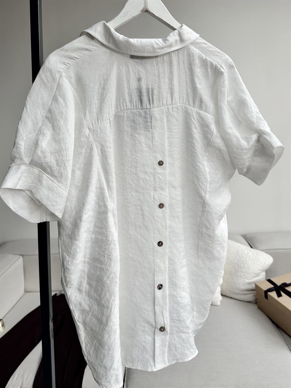 Beyaz Arkası Ahşap Düğme Detaylı Tasarım Gömlek