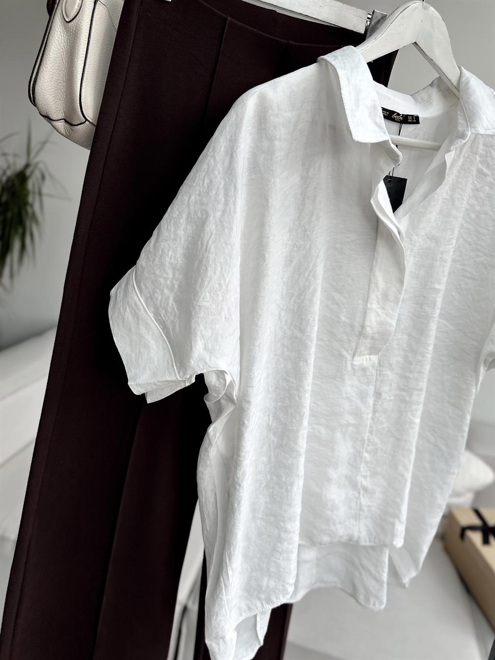 Beyaz Arkası Ahşap Düğme Detaylı Tasarım Gömlek