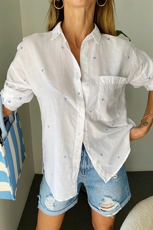 Beyaz Bebe Mavisi Kalp Nakış Detaylı Oversize Tek Cep Detaylı Pamuk Love Gömlek