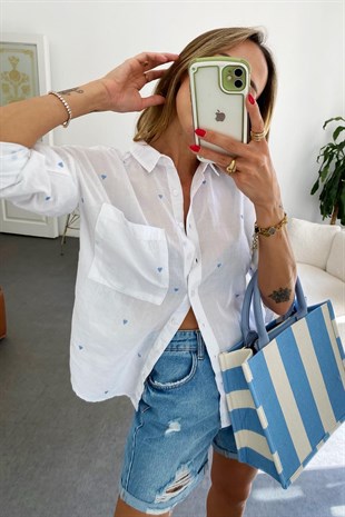 Beyaz Bebe Mavisi Kalp Nakış Detaylı Oversize Tek Cep Detaylı Pamuk Love Gömlek