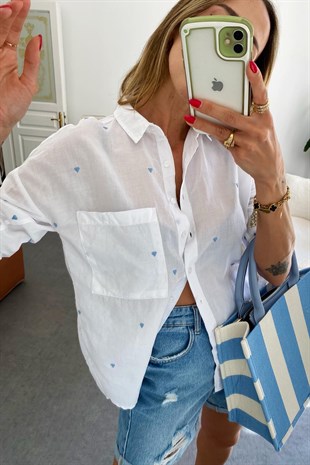 Beyaz Bebe Mavisi Kalp Nakış Detaylı Oversize Tek Cep Detaylı Pamuk Love Gömlek