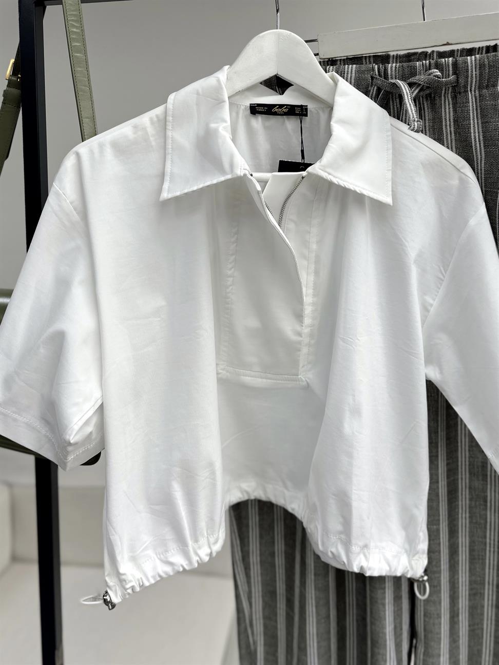 Beyaz Fermuarlı Beli Ayarlanabilir Crop Bluz