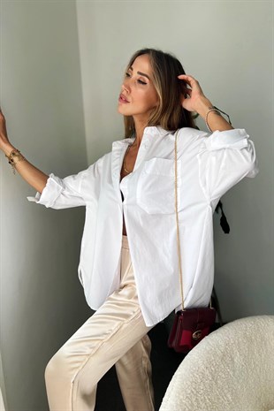 Beyaz Geniş Kesim Tek Cepli ve Sırtı Full Düğmeli Tasarım Oversize Barss Gömlek