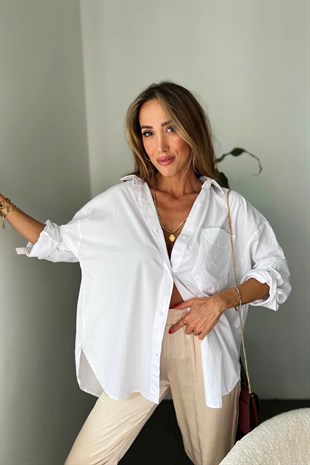 Beyaz Geniş Kesim Tek Cepli ve Sırtı Full Düğmeli Tasarım Oversize Barss Gömlek