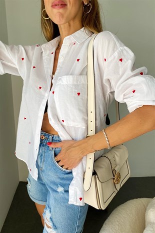 Beyaz Kırmızı Kalp Nakış Detaylı Oversize Tek Cep Detaylı Pamuk Love Gömlek