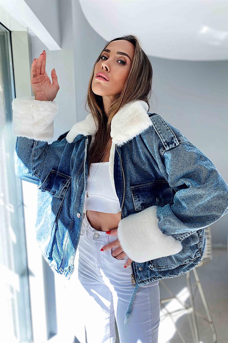 Beyaz Kürklü Denim Kadın Kısa Mont Mavi