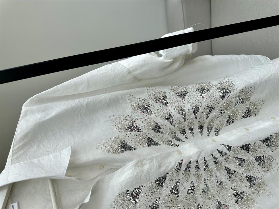 Beyaz Serpme Boncuk ve Pul İşlemeli Eftelya Gömlek