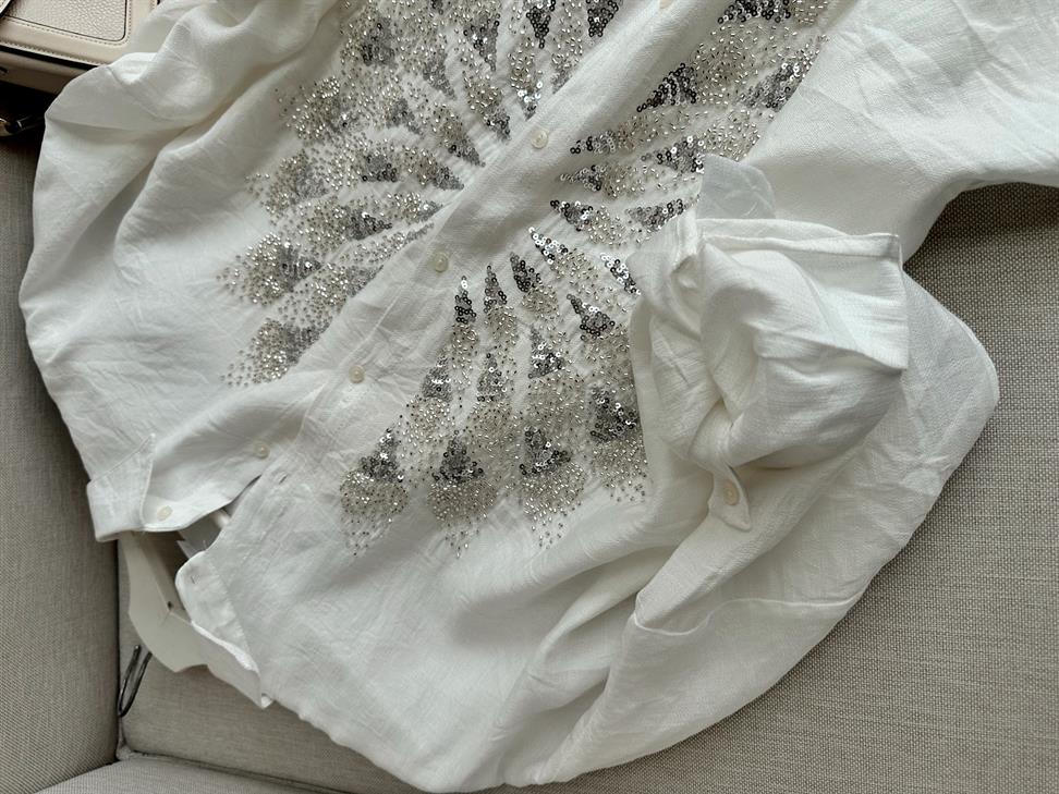 Beyaz Serpme Boncuk ve Pul İşlemeli Eftelya Gömlek