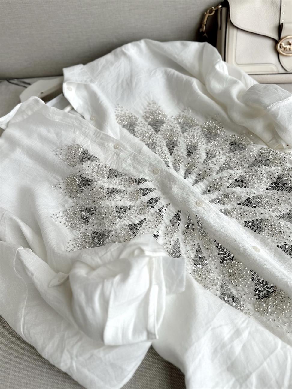Beyaz Serpme Boncuk ve Pul İşlemeli Eftelya Gömlek