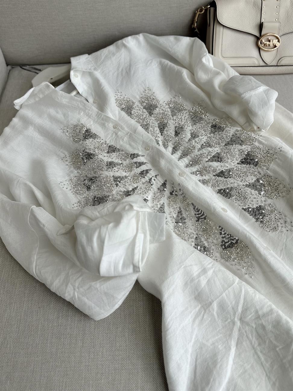 Beyaz Serpme Boncuk ve Pul İşlemeli Eftelya Gömlek