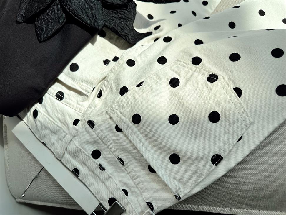 Beyaz Siyah Yüksek Bel Puantiyeli Jean Pantolon