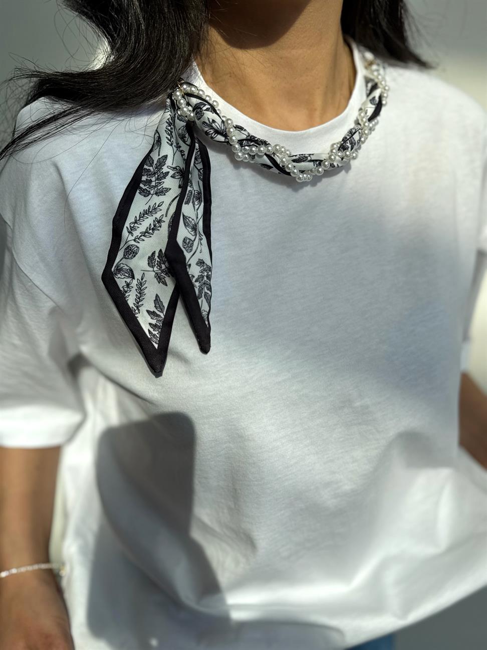 Beyaz Yakası Şal ve Boncuk Detaylı Basic Tshirt