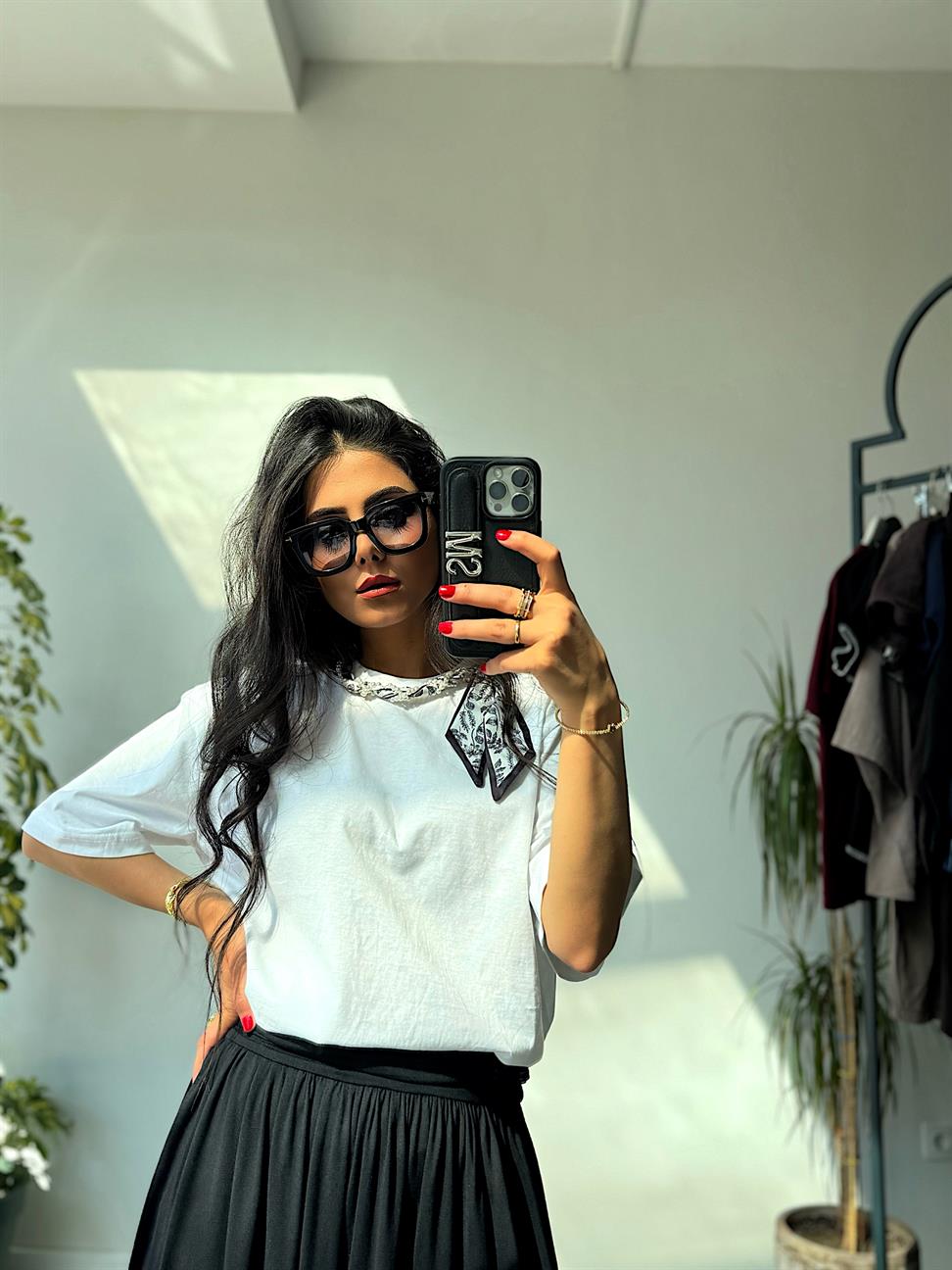 Beyaz Yakası Şal ve Boncuk Detaylı Basic Tshirt