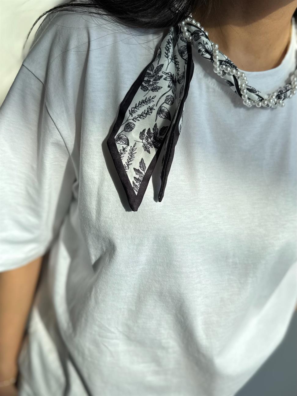 Beyaz Yakası Şal ve Boncuk Detaylı Basic Tshirt