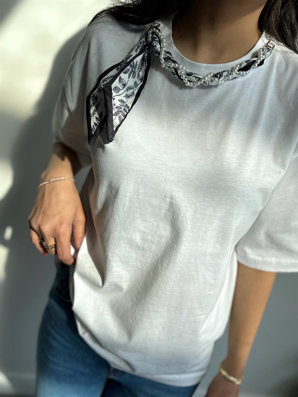 Beyaz Yakası Şal ve Boncuk Detaylı Basic Tshirt