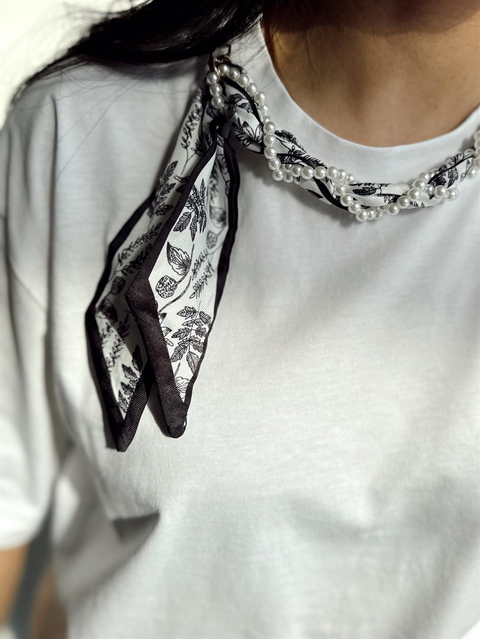 Beyaz Yakası Şal ve Boncuk Detaylı Basic Tshirt