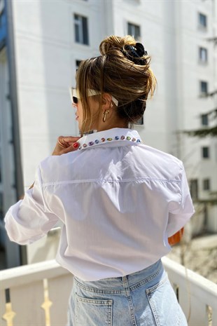 Beyaz Yakası Tasarım Renkli Mücevher İşlemeli Poplin Gömlek