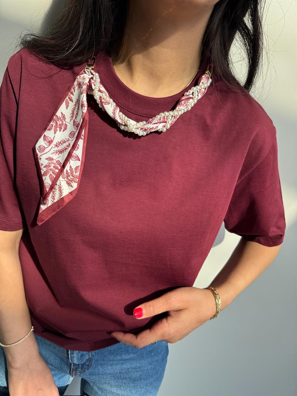 Bordo Yakası Şal ve Boncuk Detaylı Basic Tshirt