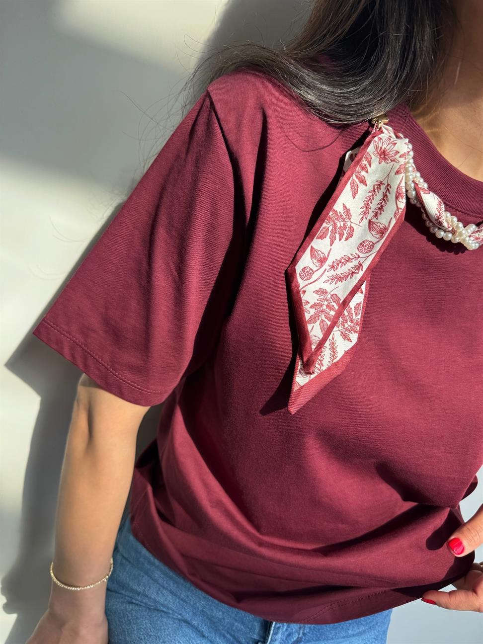 Bordo Yakası Şal ve Boncuk Detaylı Basic Tshirt