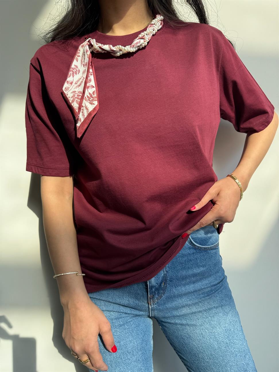Bordo Yakası Şal ve Boncuk Detaylı Basic Tshirt