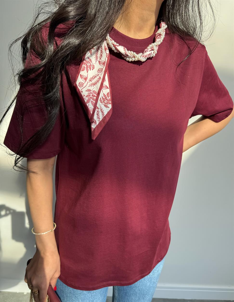 Bordo Yakası Şal ve Boncuk Detaylı Basic Tshirt