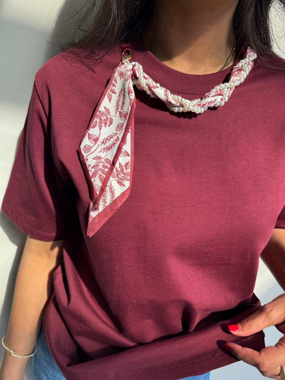 Bordo Yakası Şal ve Boncuk Detaylı Basic Tshirt