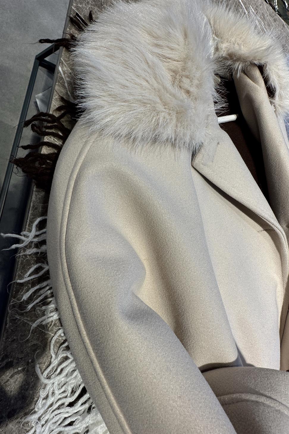 Çıkarılabilir Kürk Yakalı Kaban Krem