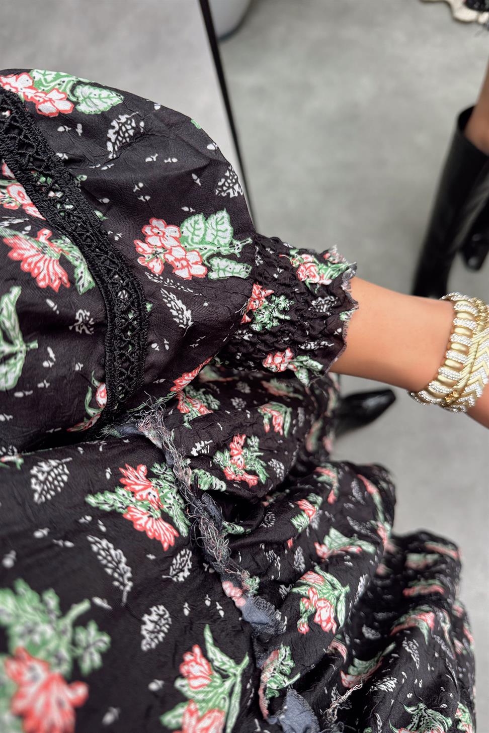 Dantel Detaylı Çiçek Desenli Mini Elbise Siyah