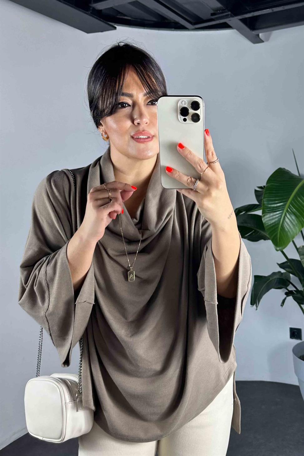 Degaje Yaka Ters Dikiş Tasarım Kadın Bluz Vizon