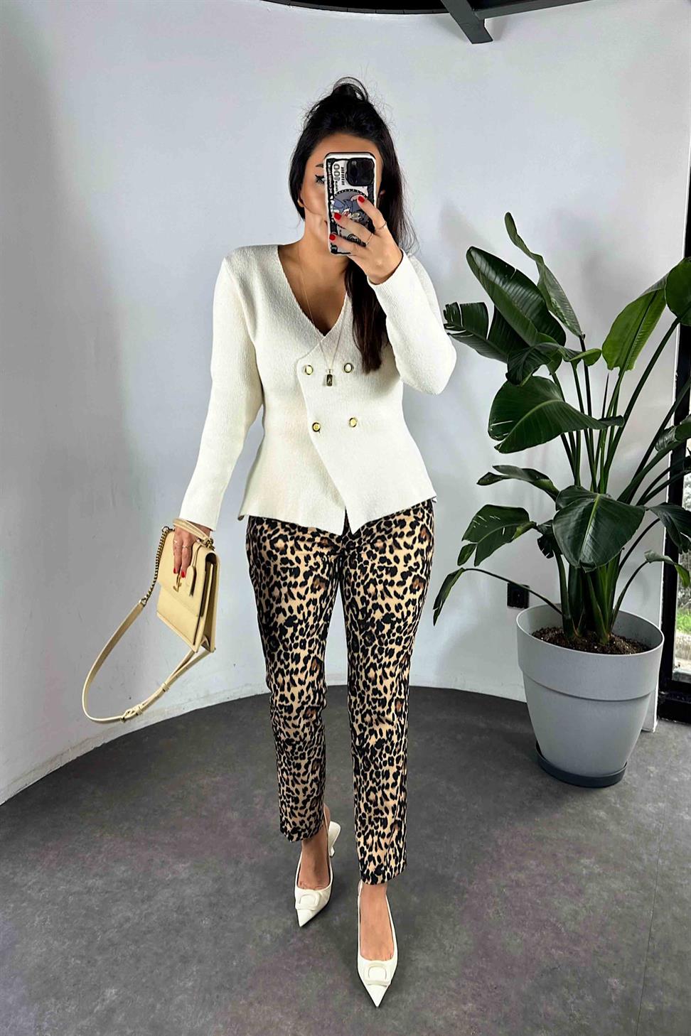 Dört Düğmeli Çelik Örme Triko Kadın Ceket Hırka Ekru