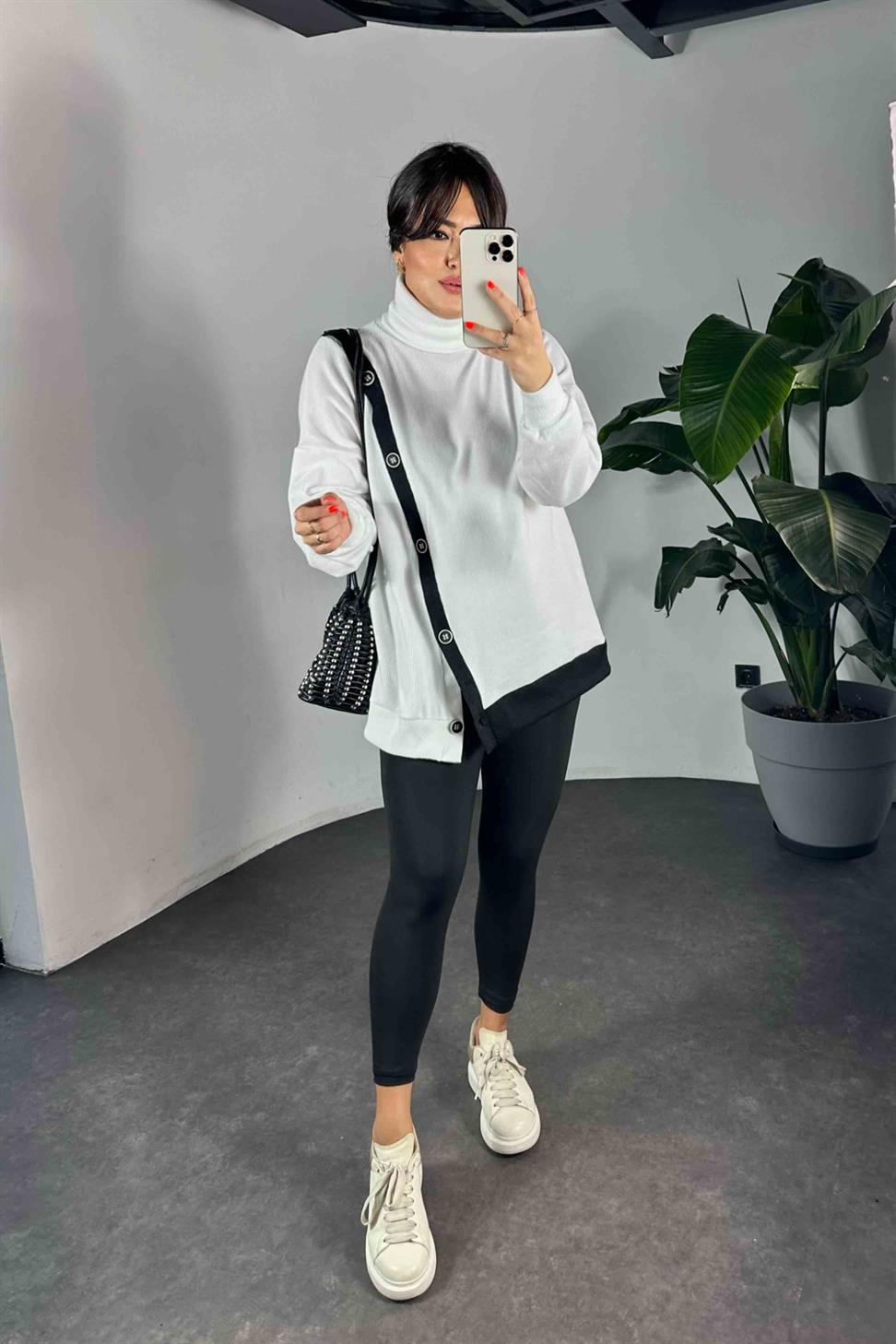 Düğme Detaylı Triko Boğazlı Kadın Sweat Beyaz