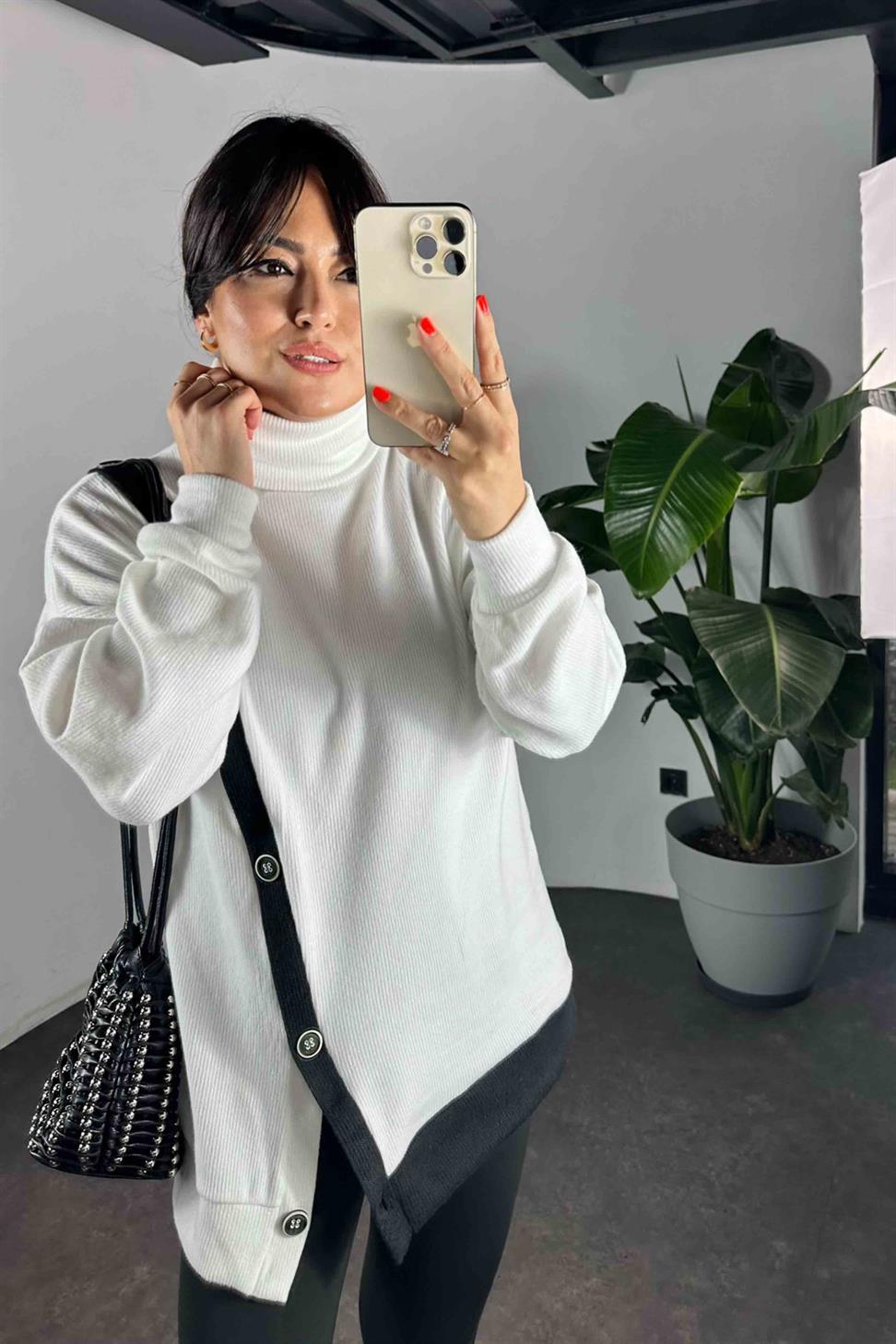 Düğme Detaylı Triko Boğazlı Kadın Sweat Beyaz