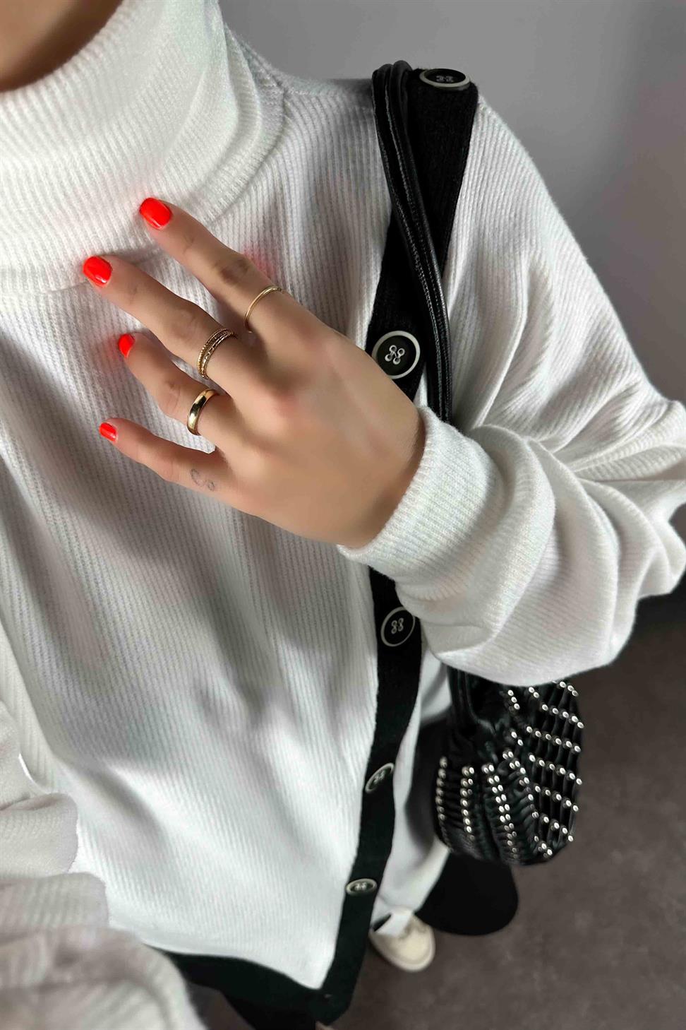 Düğme Detaylı Triko Boğazlı Kadın Sweat Beyaz