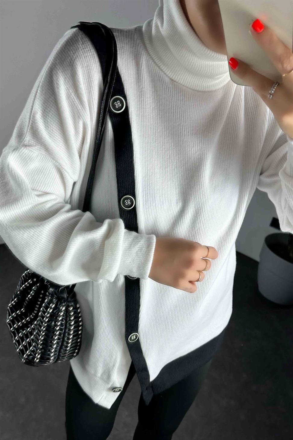 Düğme Detaylı Triko Boğazlı Kadın Sweat Beyaz