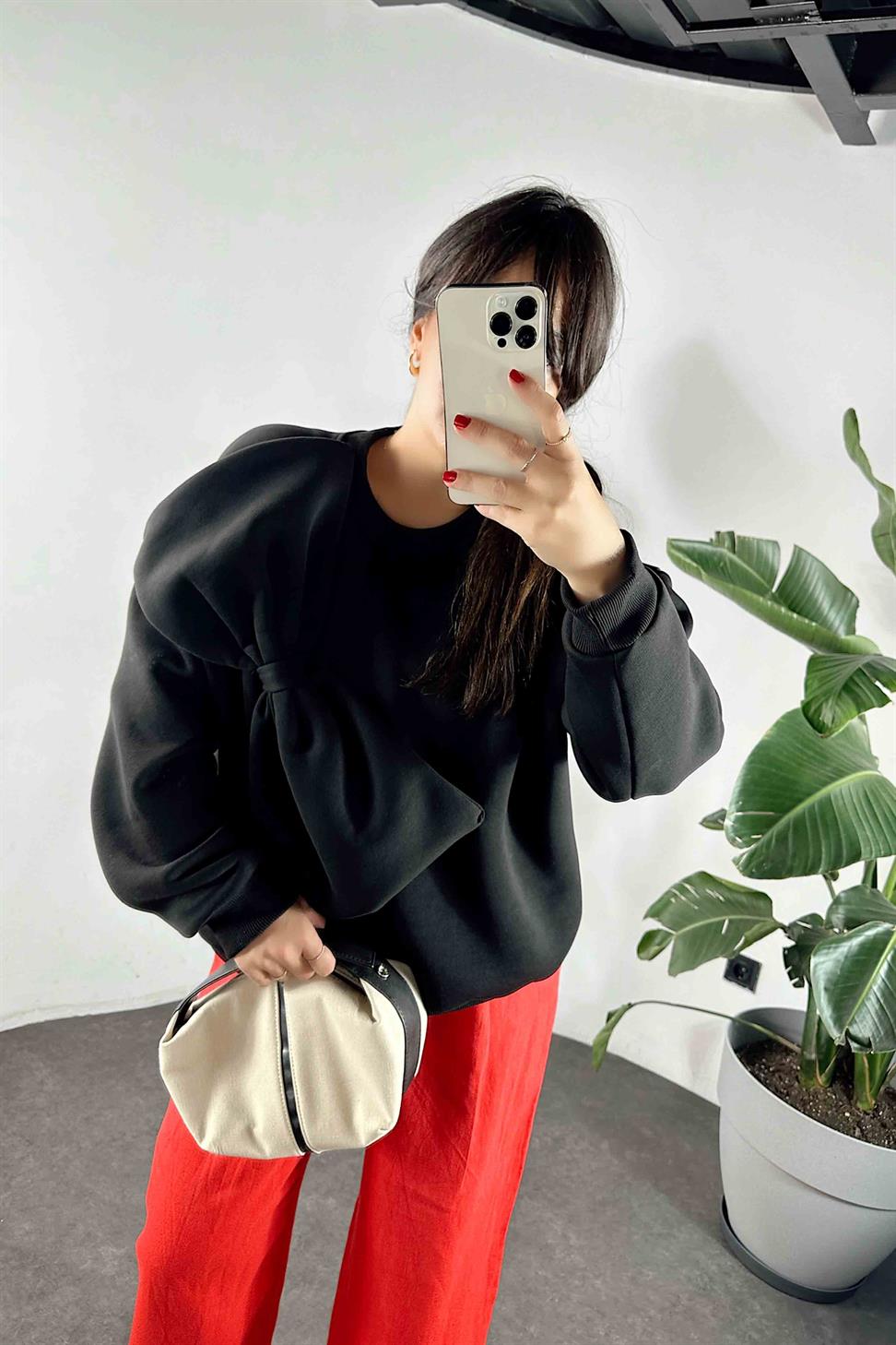 Fiyonk Detay İçi Şardonlu Oversive Sweatshirt Siyah