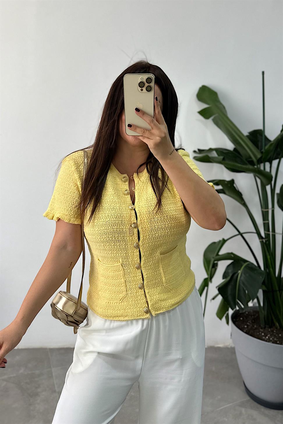 Gold Düğmeli Çift Cep Detaylı Kısa Kollu Hırka Sarı