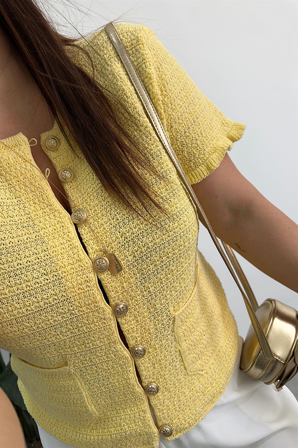Gold Düğmeli Çift Cep Detaylı Kısa Kollu Hırka Sarı