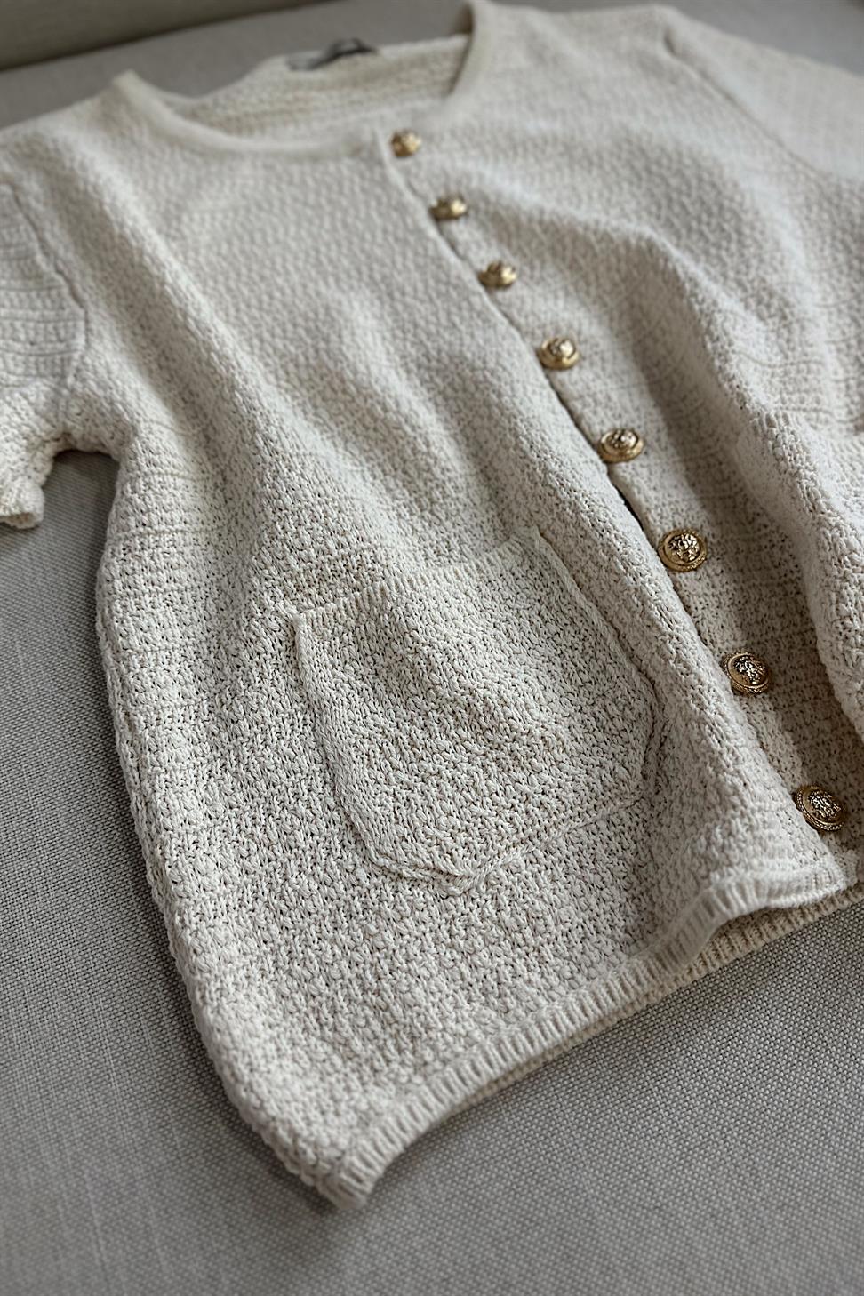 Gold Düğmeli Çift Cep Detaylı Kısa Kollu Hırka Ekru