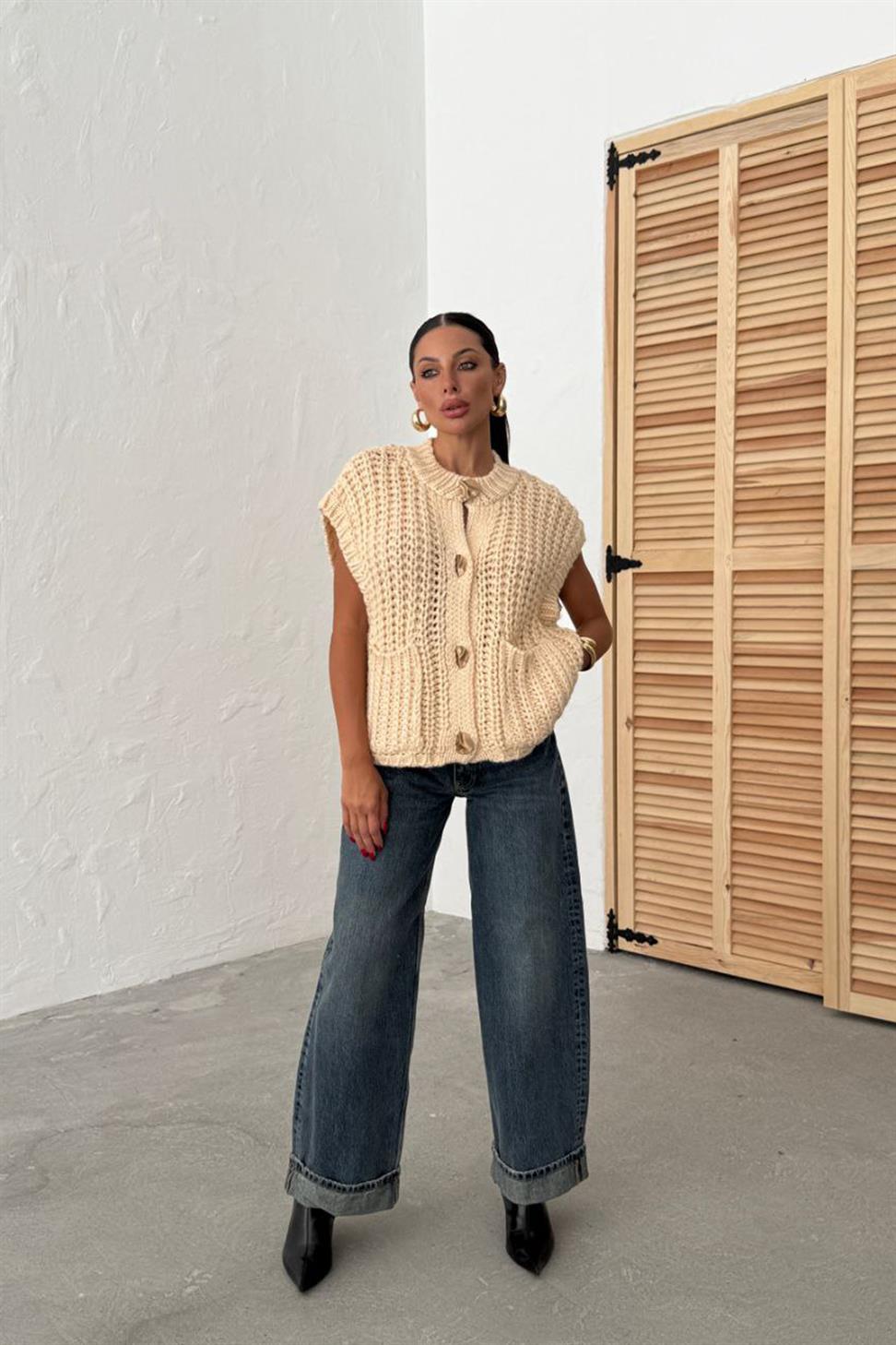 Gold Düğmeli Çift Cepli Triko Örme Yelek Krem