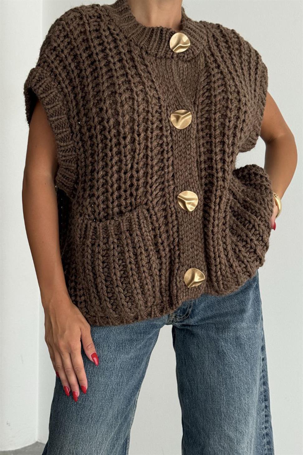 Gold Düğmeli Çift Cepli Triko Örme Yelek Acı Kahve