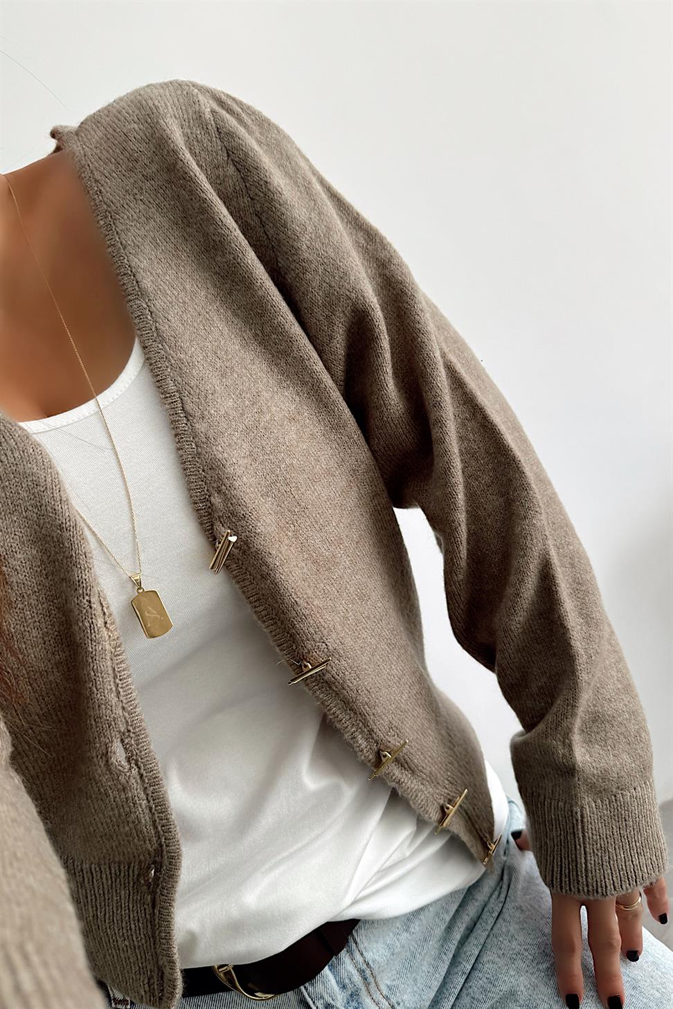 Gold Düğmeli Yarasa Model Triko Hırka Sütlü Kahve