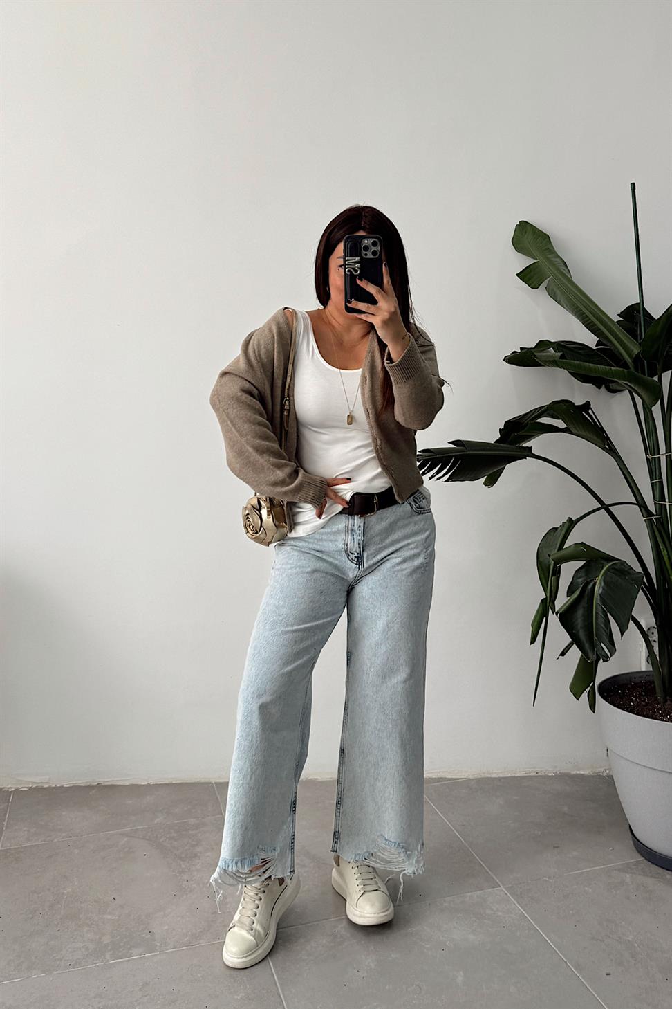 Gold Düğmeli Yarasa Model Triko Hırka Sütlü Kahve