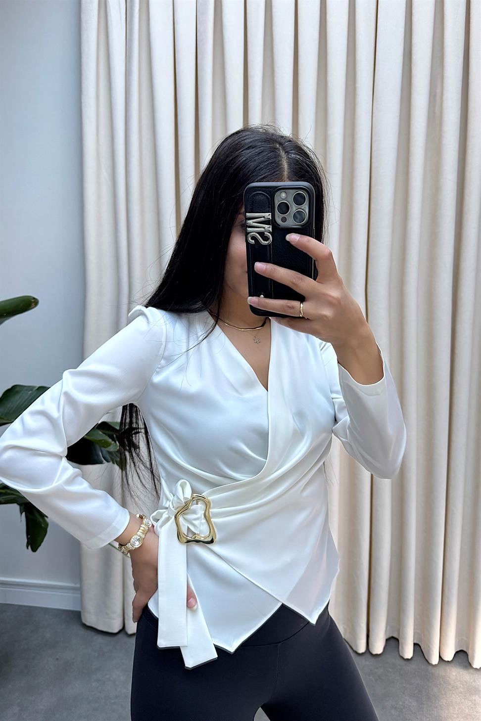 Gold Toka Detaylı Saten Bluz Beyaz