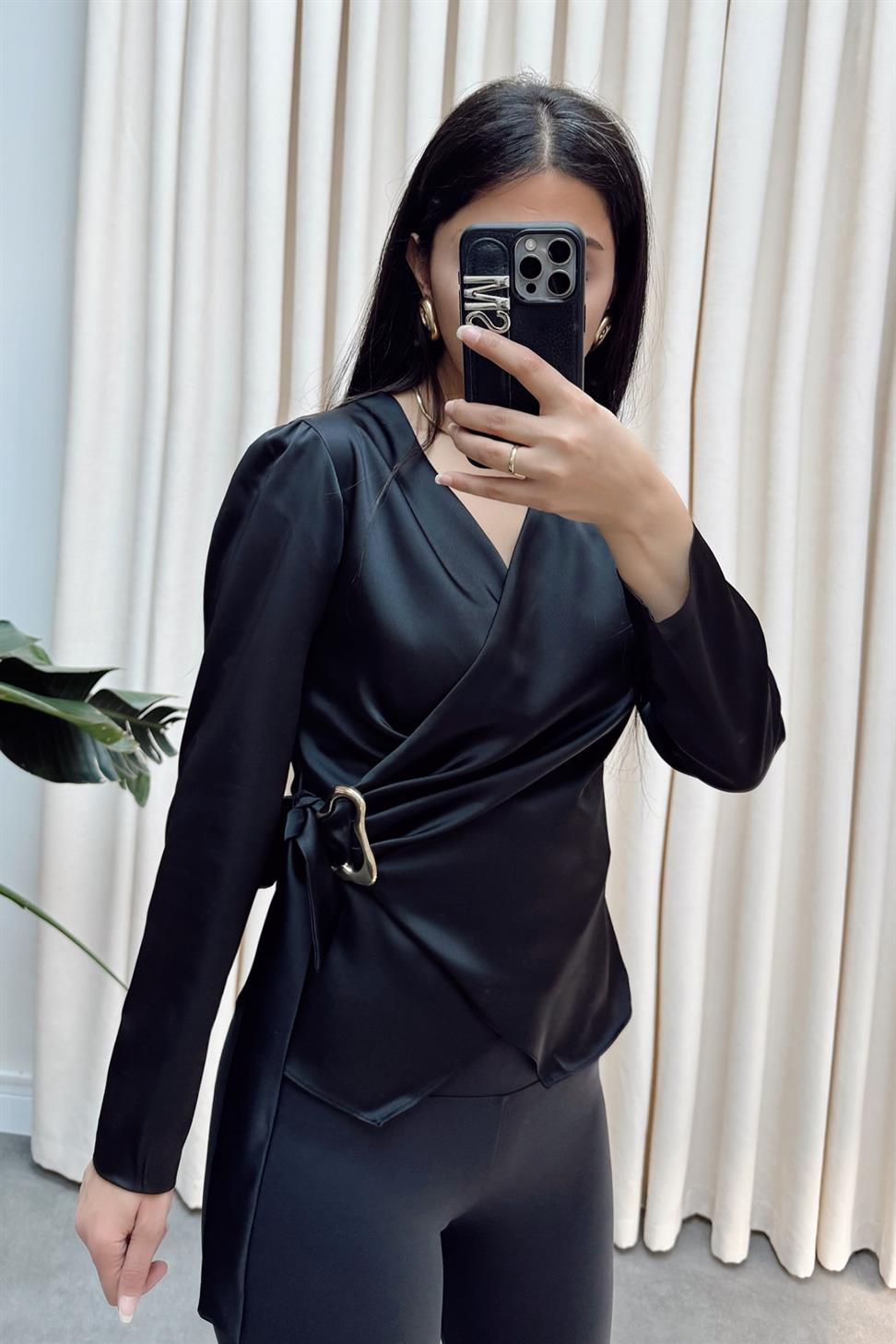 Gold Toka Detaylı Saten Bluz Siyah