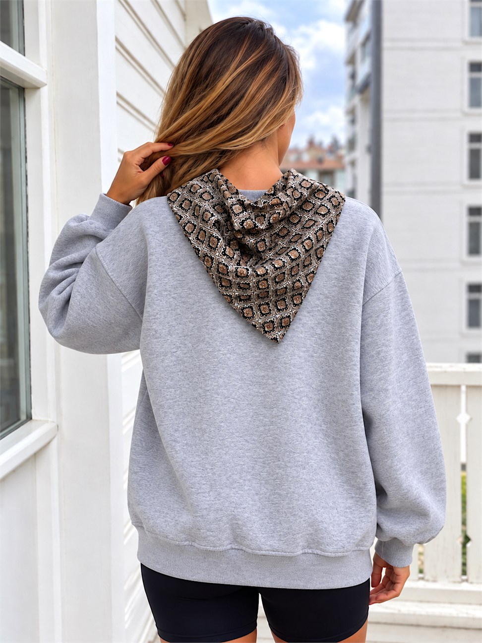 Gri Fular Detaylı Şardonlu Sweat 