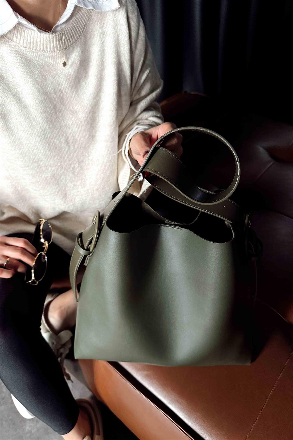 İçi Süet Yumuşak Deri Toka Detaylı Çanta Haki