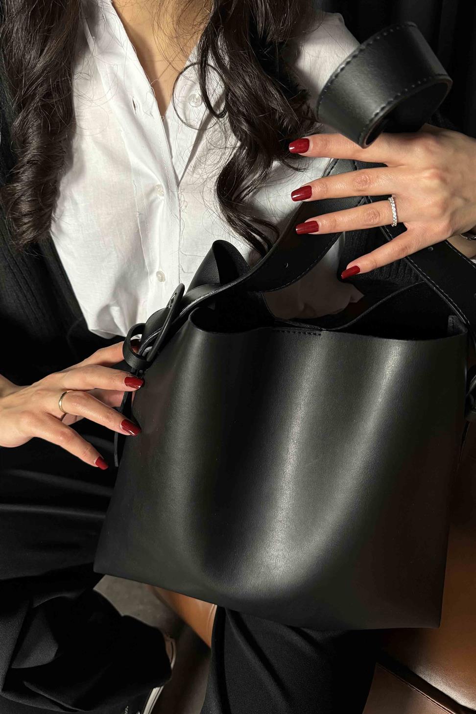 İçi Süet Yumuşak Deri Toka Detaylı Çanta Siyah